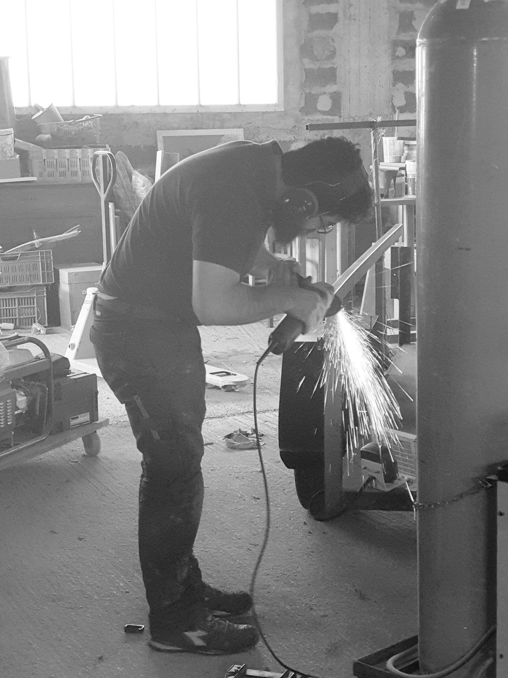 Menuisier qui découpe du bois