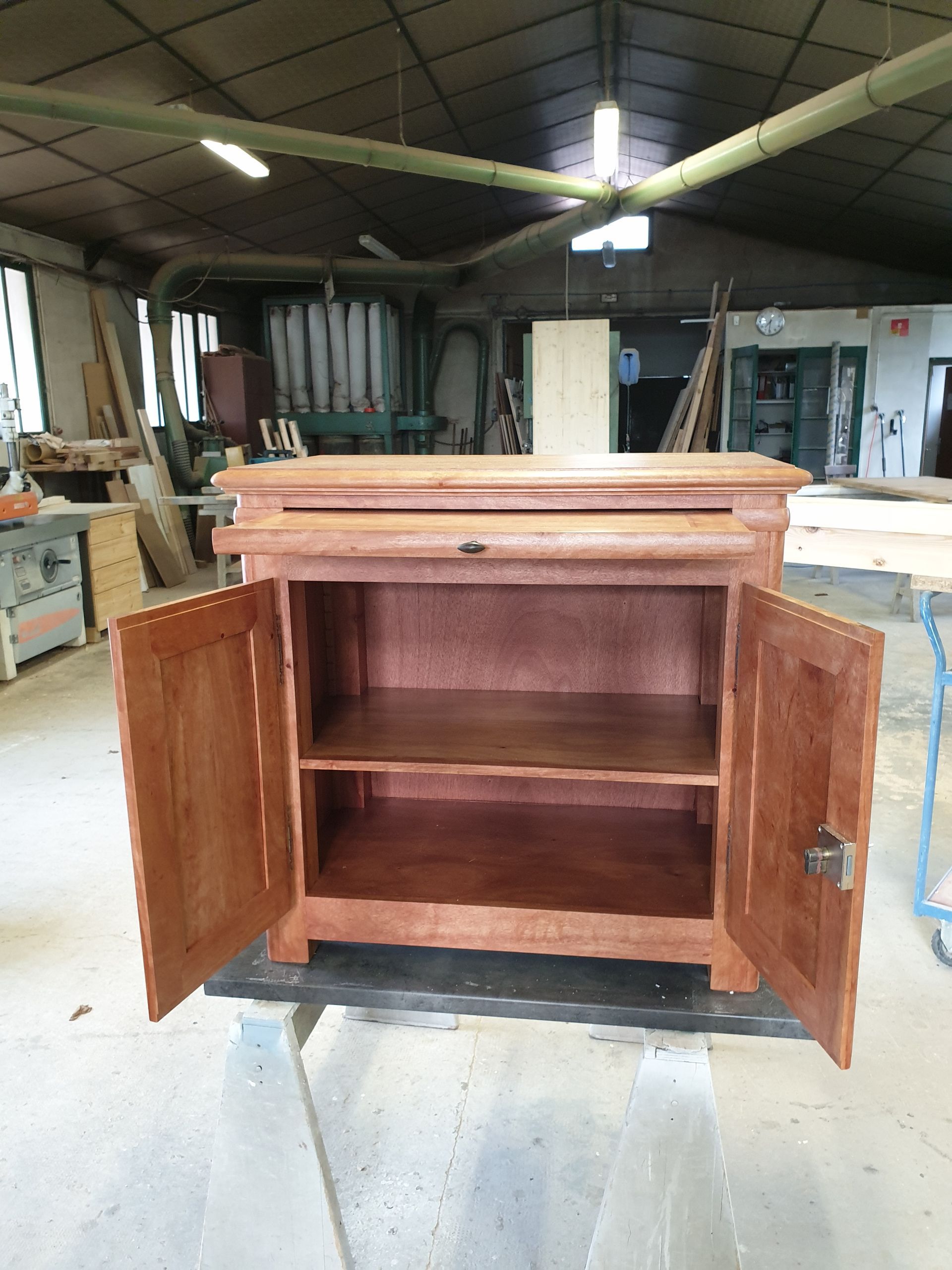 Meuble en bois avec tablette