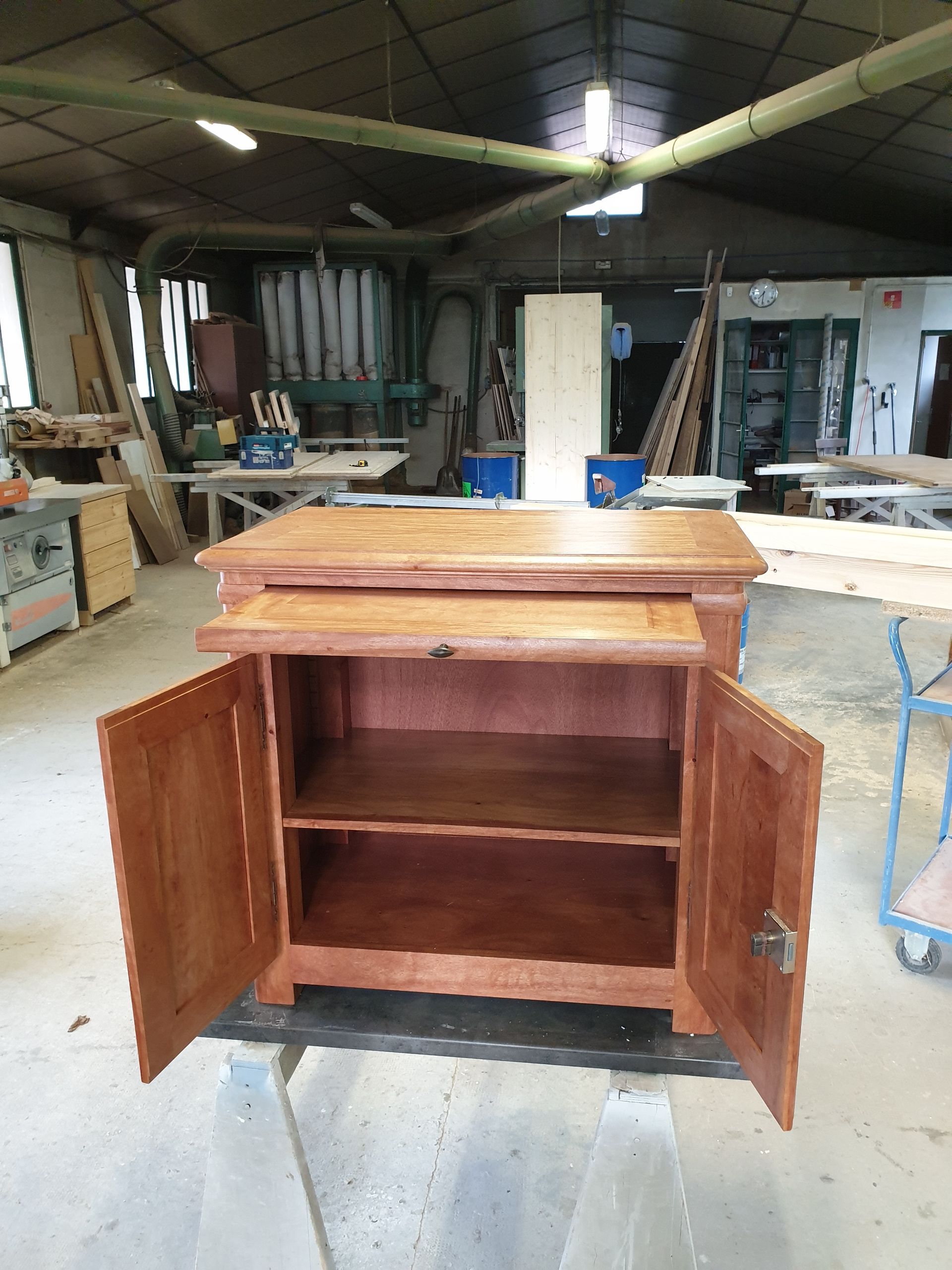 Meuble en bois portes ouvertes