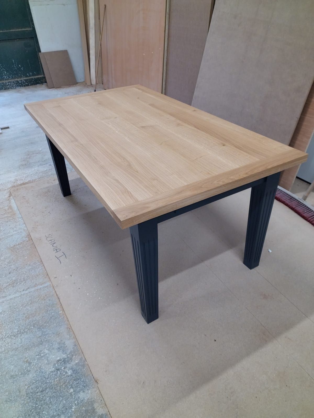 Table en bois avec pieds noirs