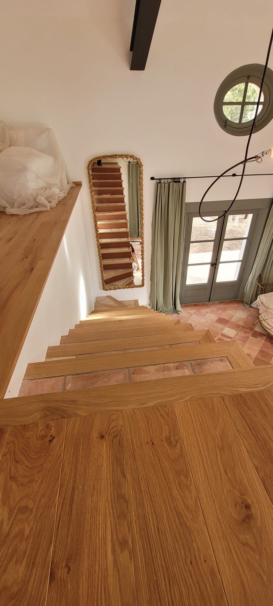 Escalier en bois avec miroir en face