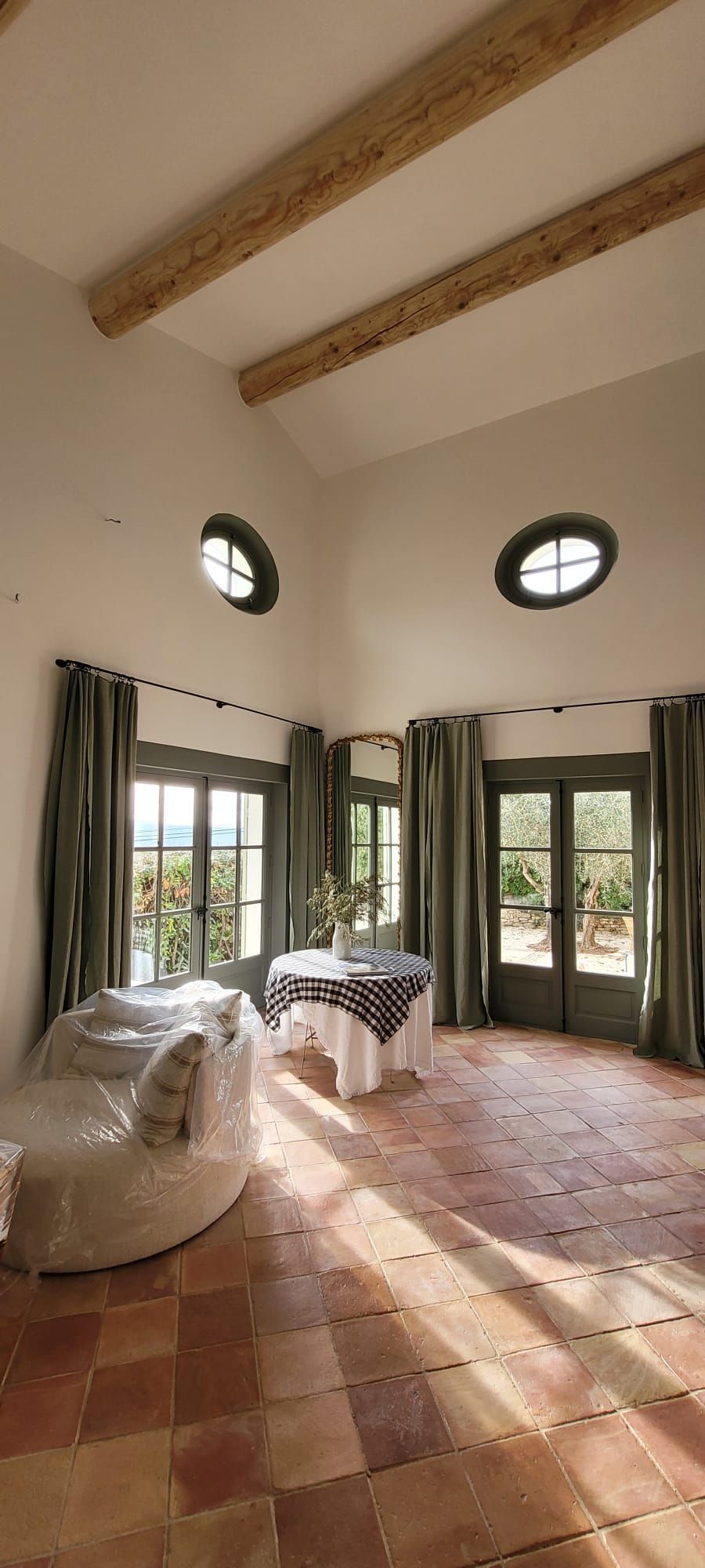 Intérieur avec rideaux verts et miroir