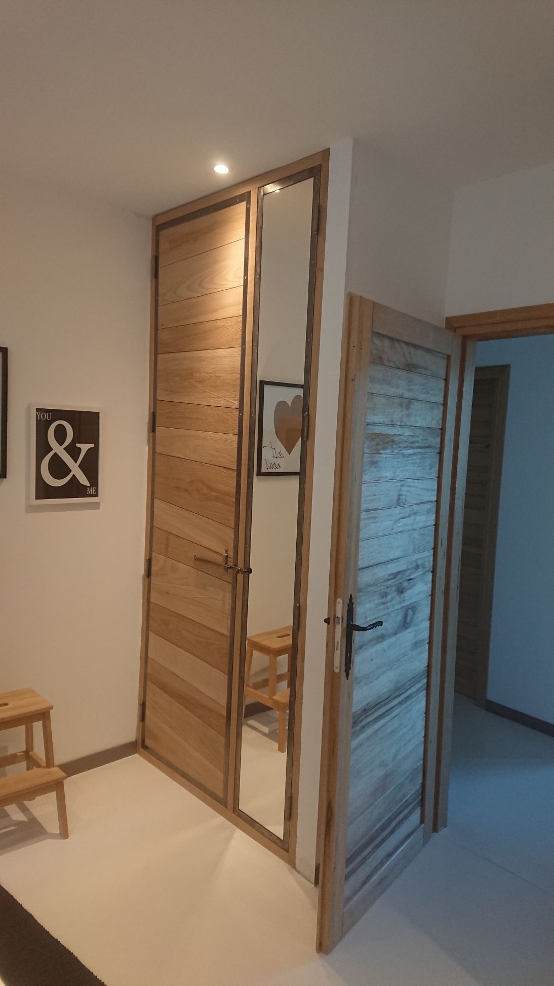Portes en bois et miroir