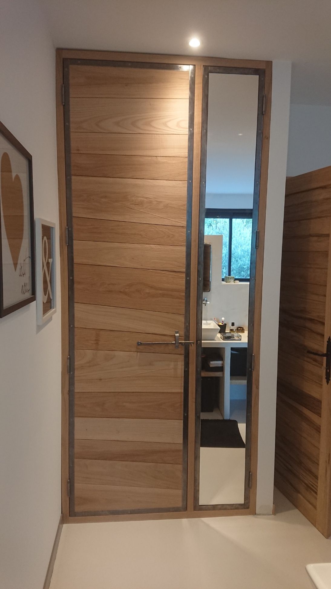 Porte fermée avec miroir à côté