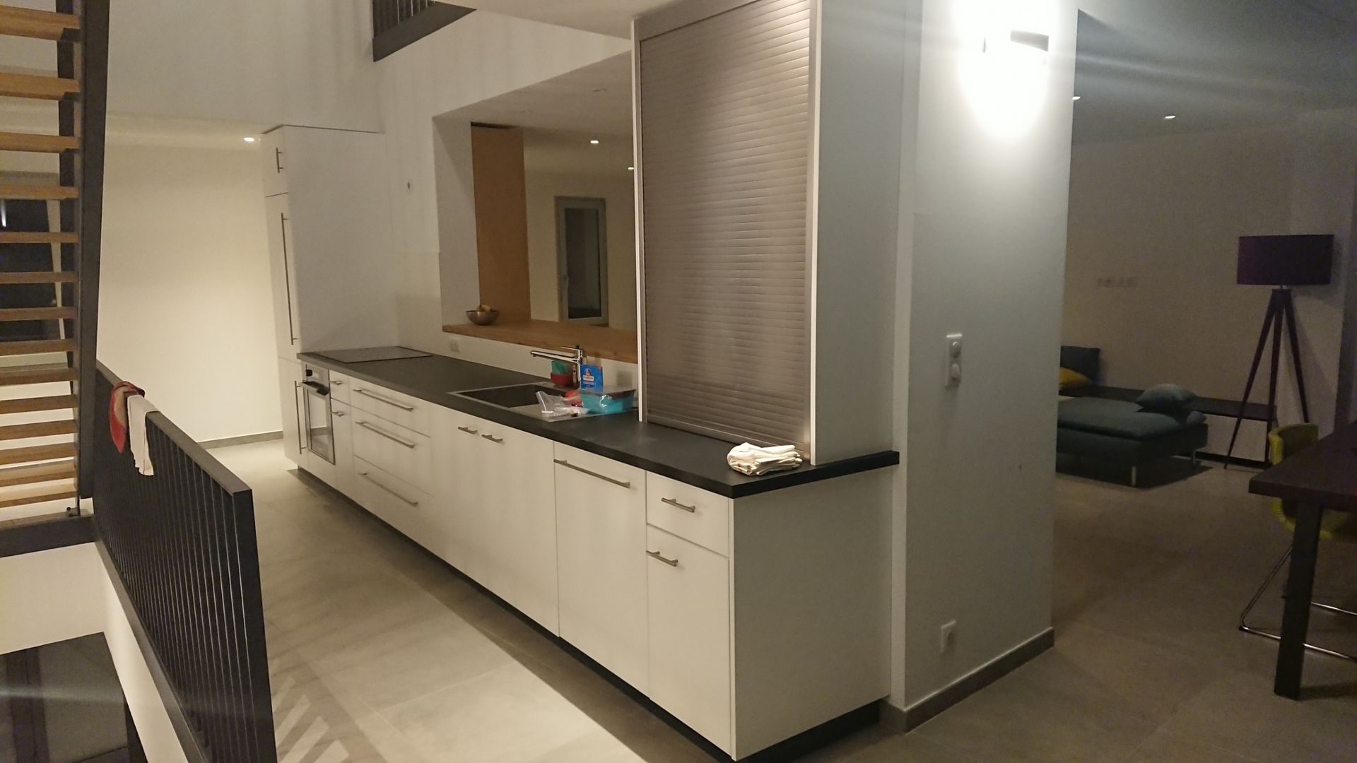 Meubles de cuisine blanc et plan de travail noir