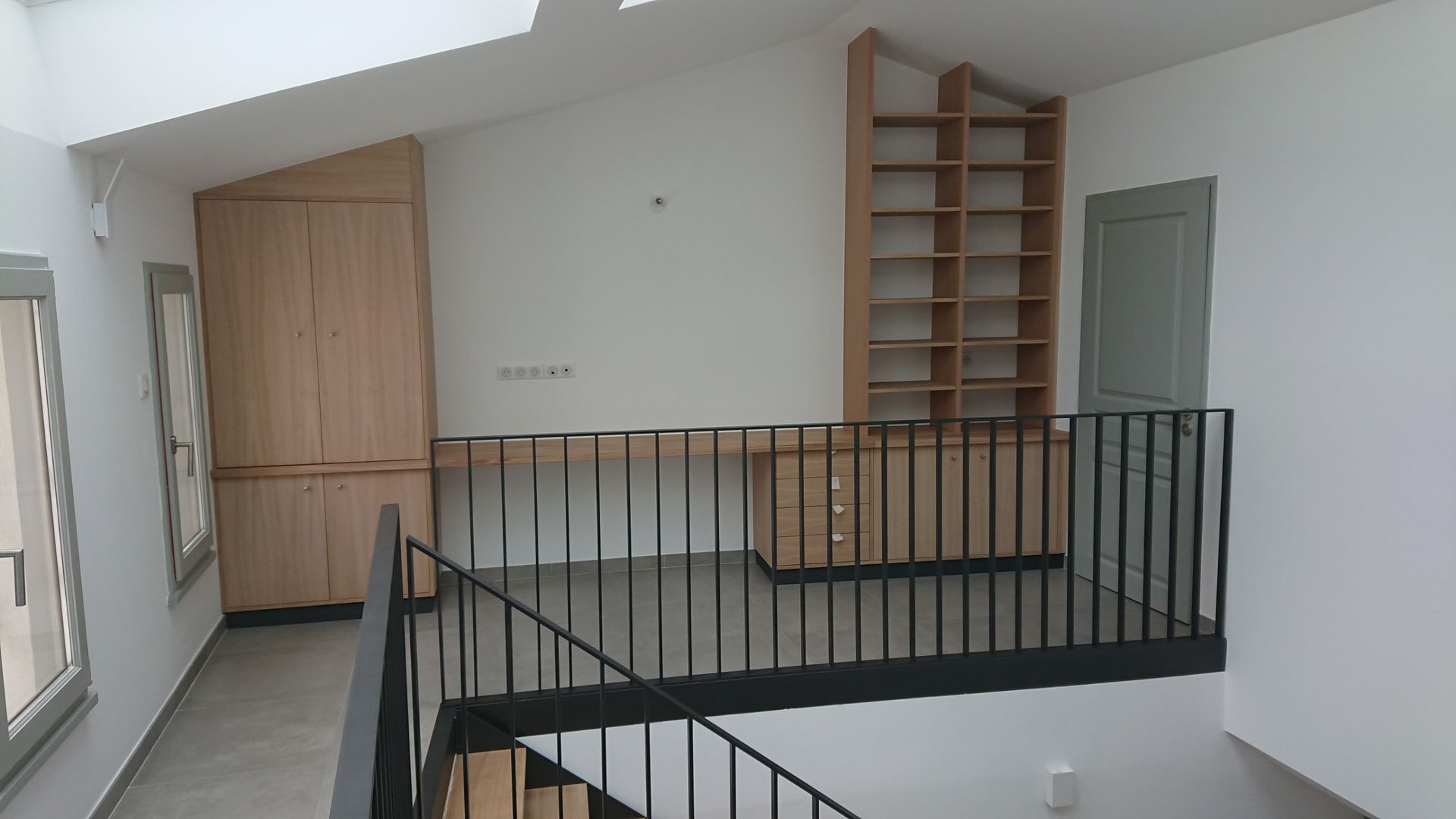 Bibliothèque et bureau en bois sur mesure