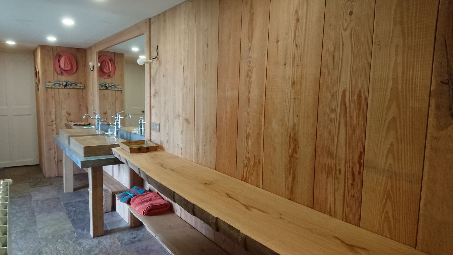 Planche en bois de meuble de salle de bains