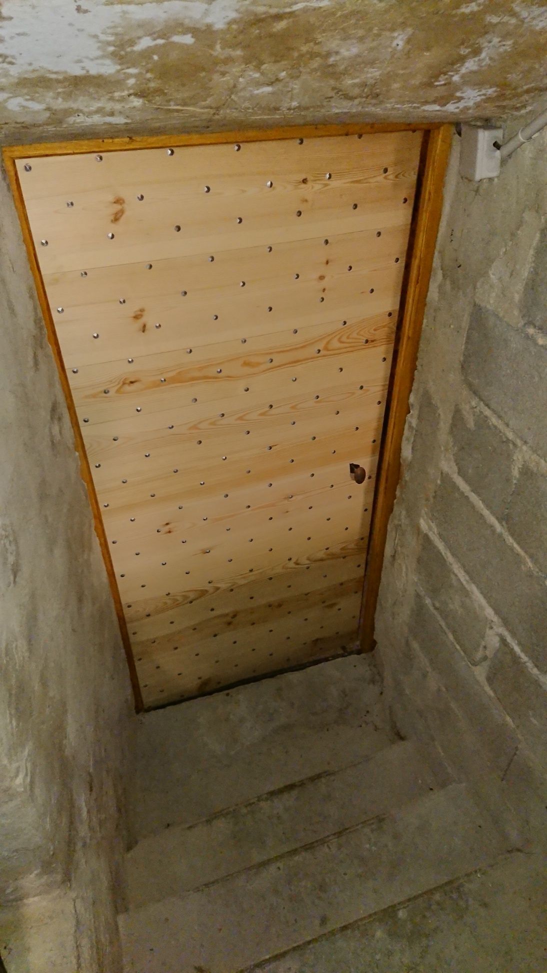 Porte cloutée dans un sous-sol