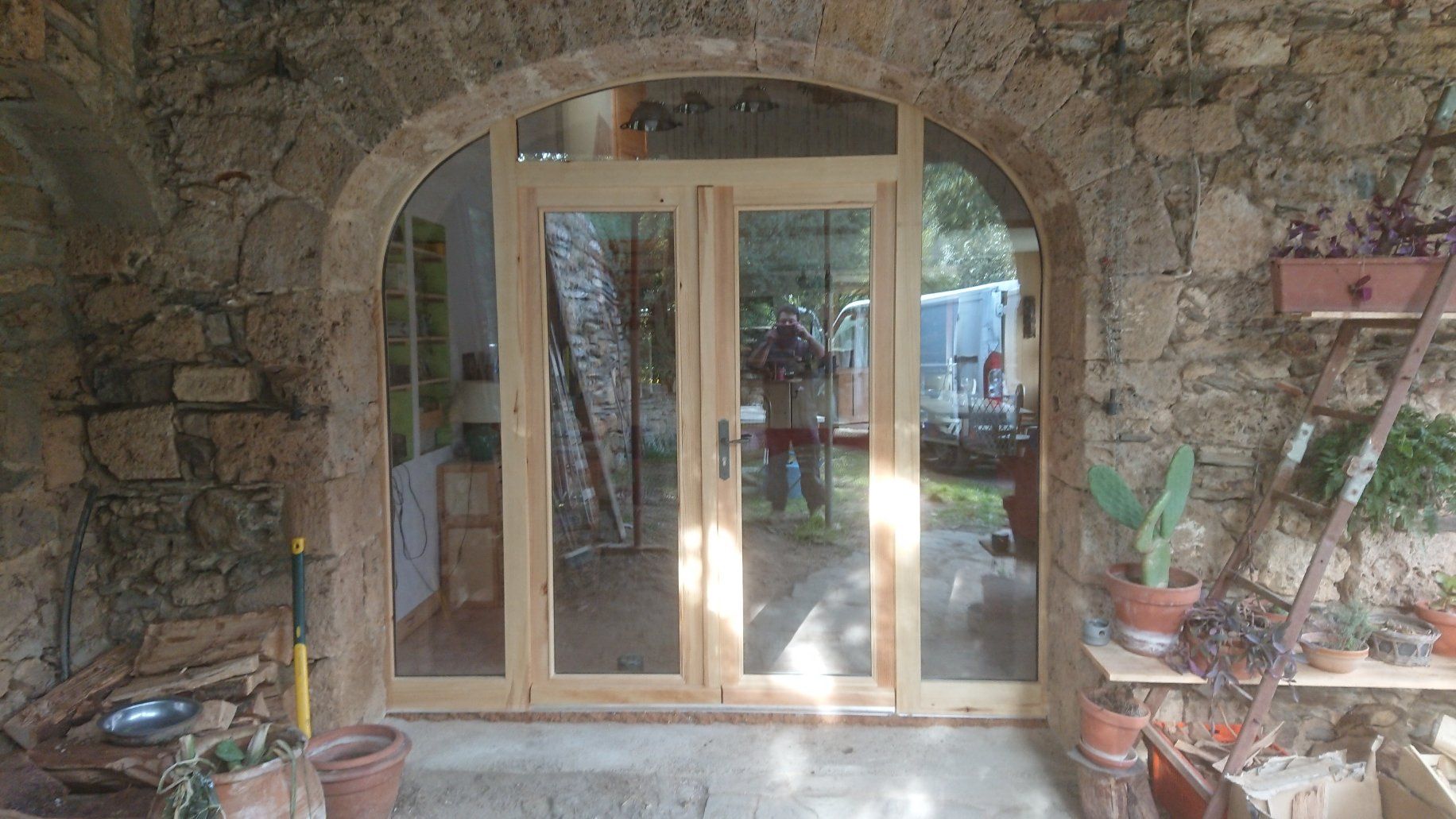 Porte d’entrée en bois et vitres