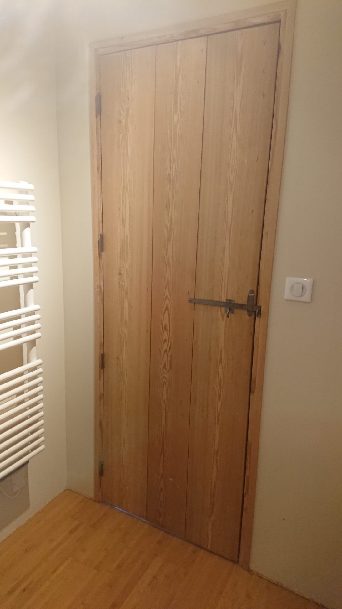 Porte de salle de bain avec fermeture