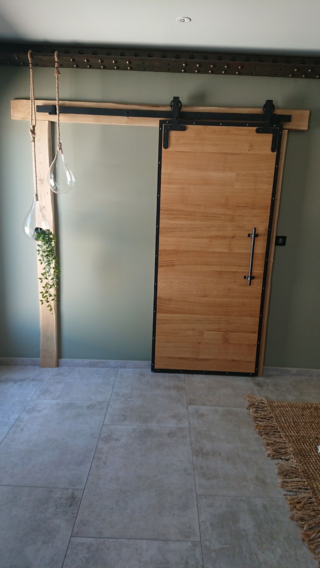 Porte coulissante d’intérieur avec poignée