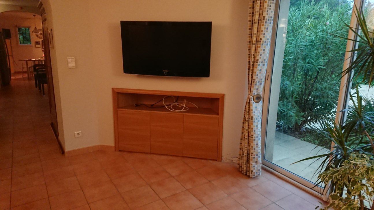 Meuble TV en bois incrusté dans le mur