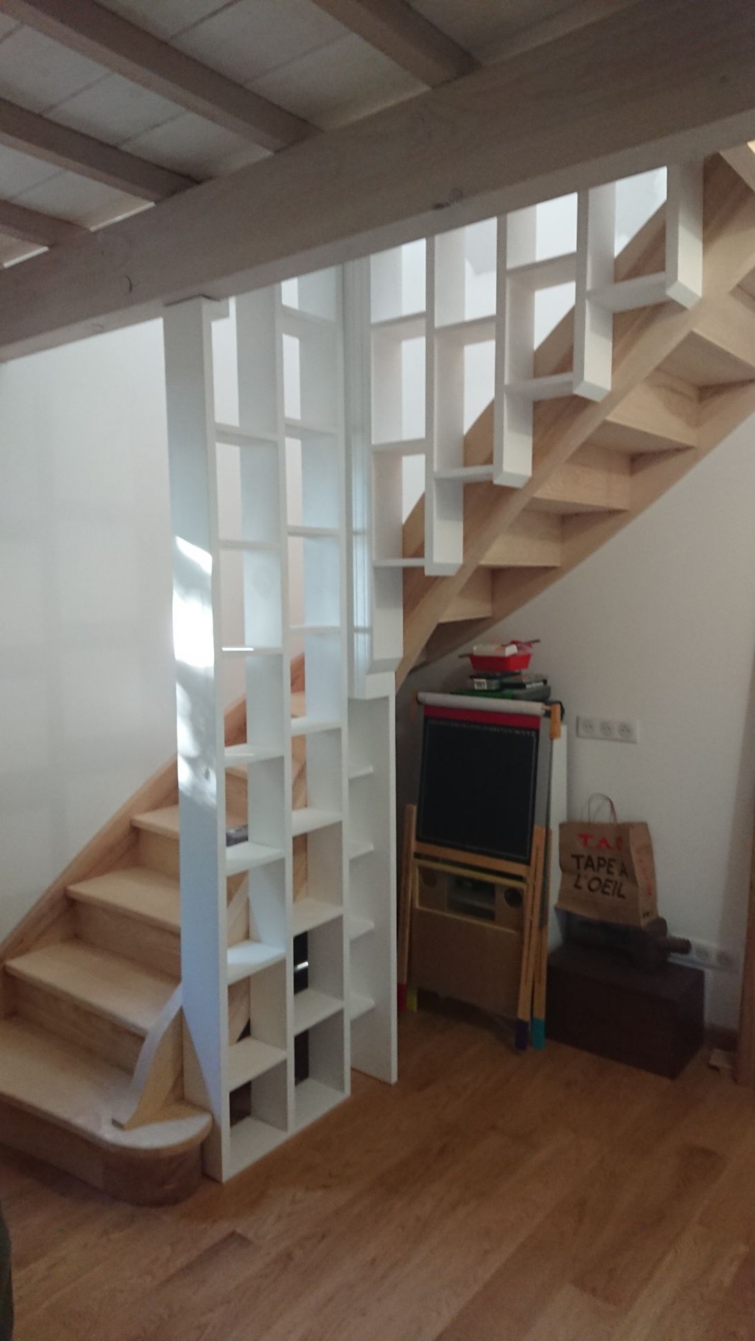 Escalier en bois avec claustra