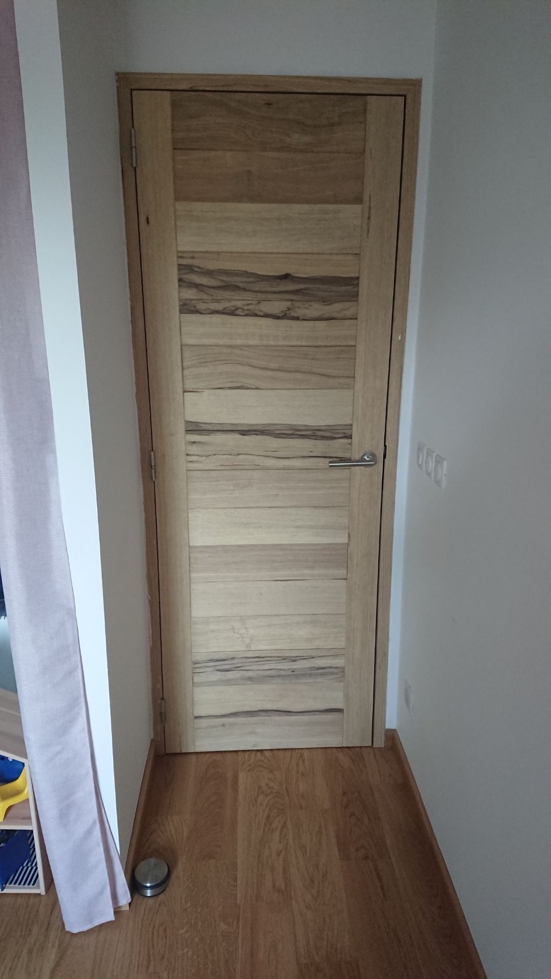 Porte en bois clair et noir