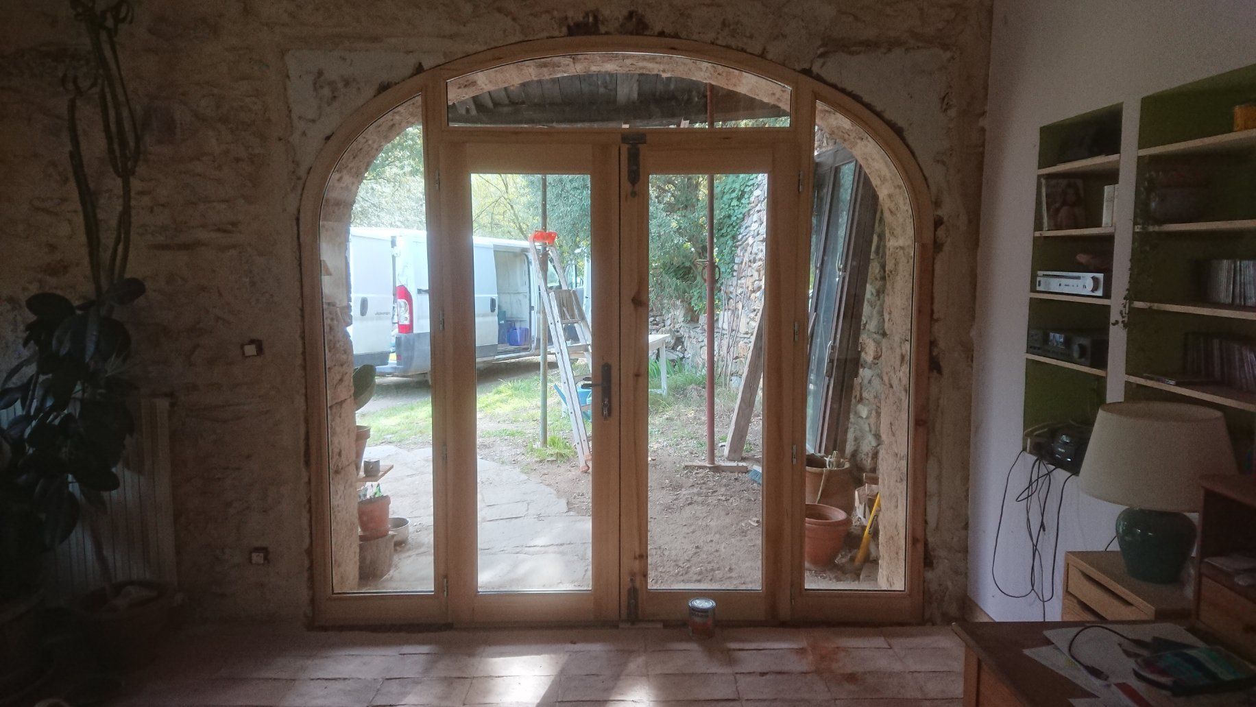 Porte d’entrée en voûte avec fenêtres