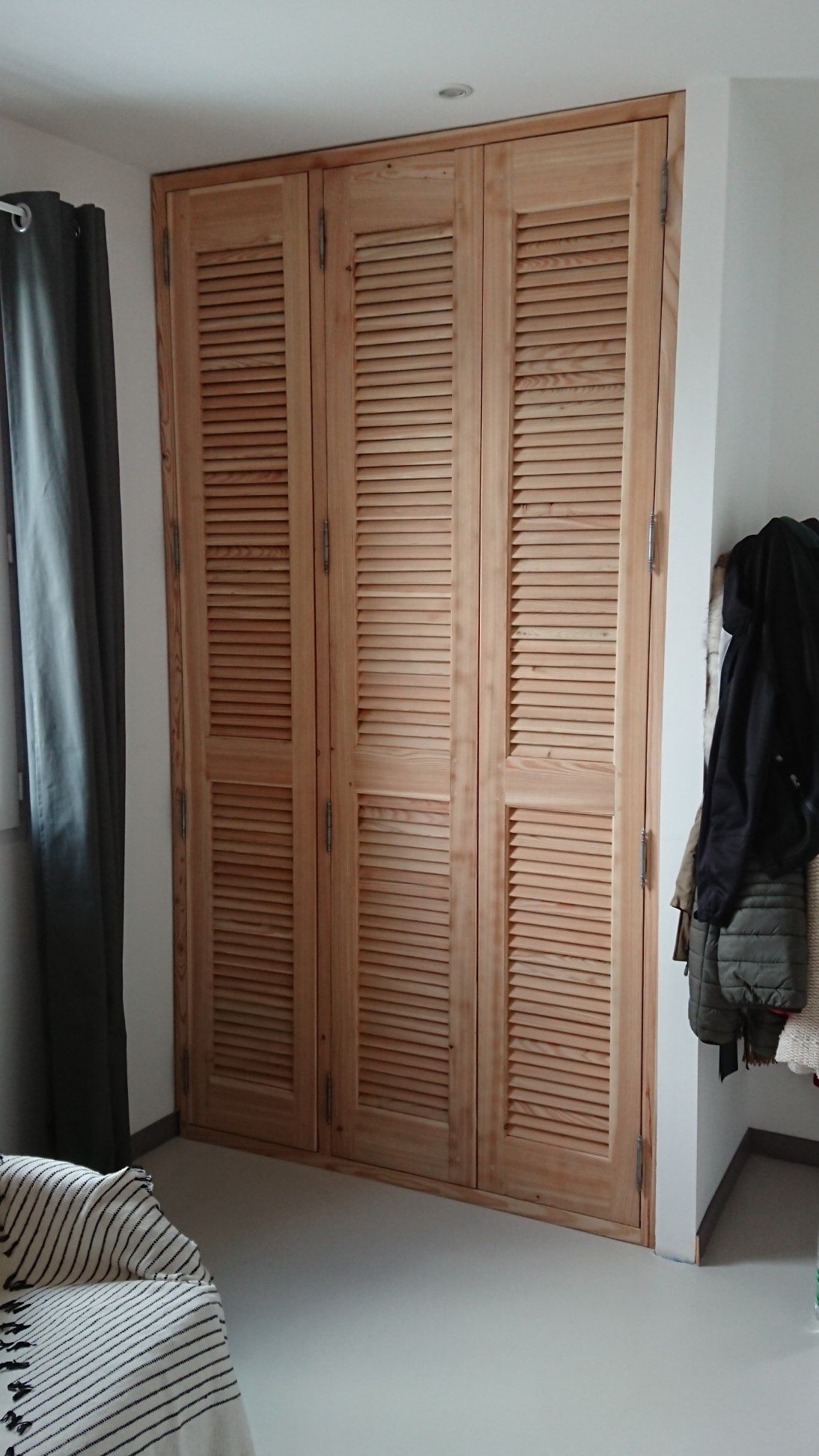 Porte de placard style persienne en bois