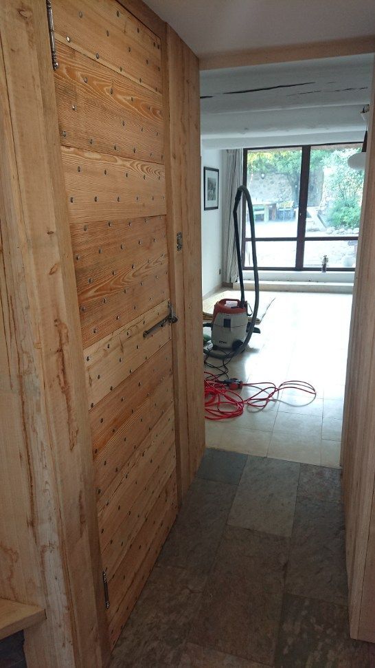 Porte en bois avec clous