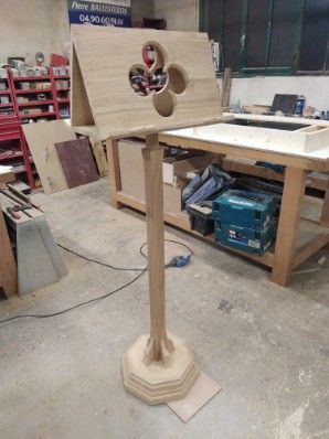 Nichoir à oiseaux en bois avec un motif de fleur