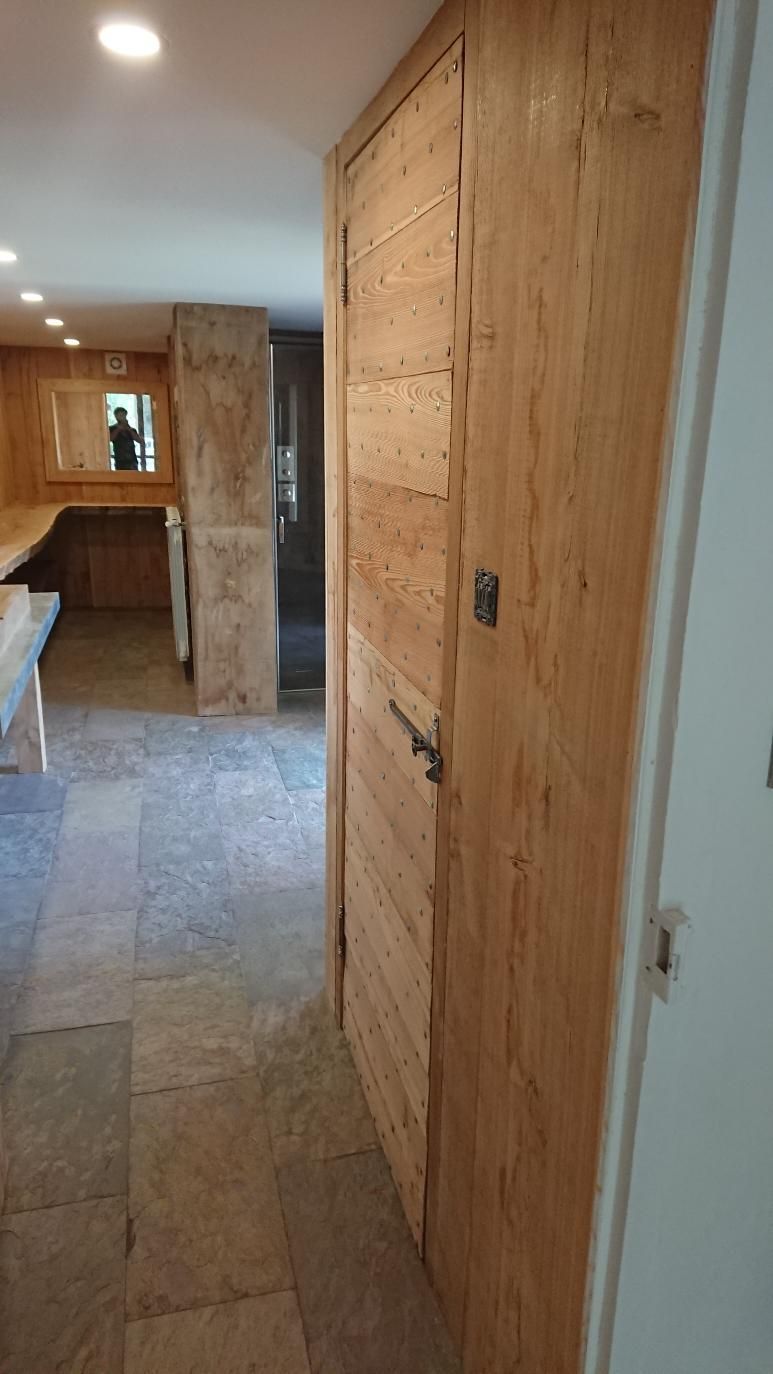 Porte en bois dans une salle de bains