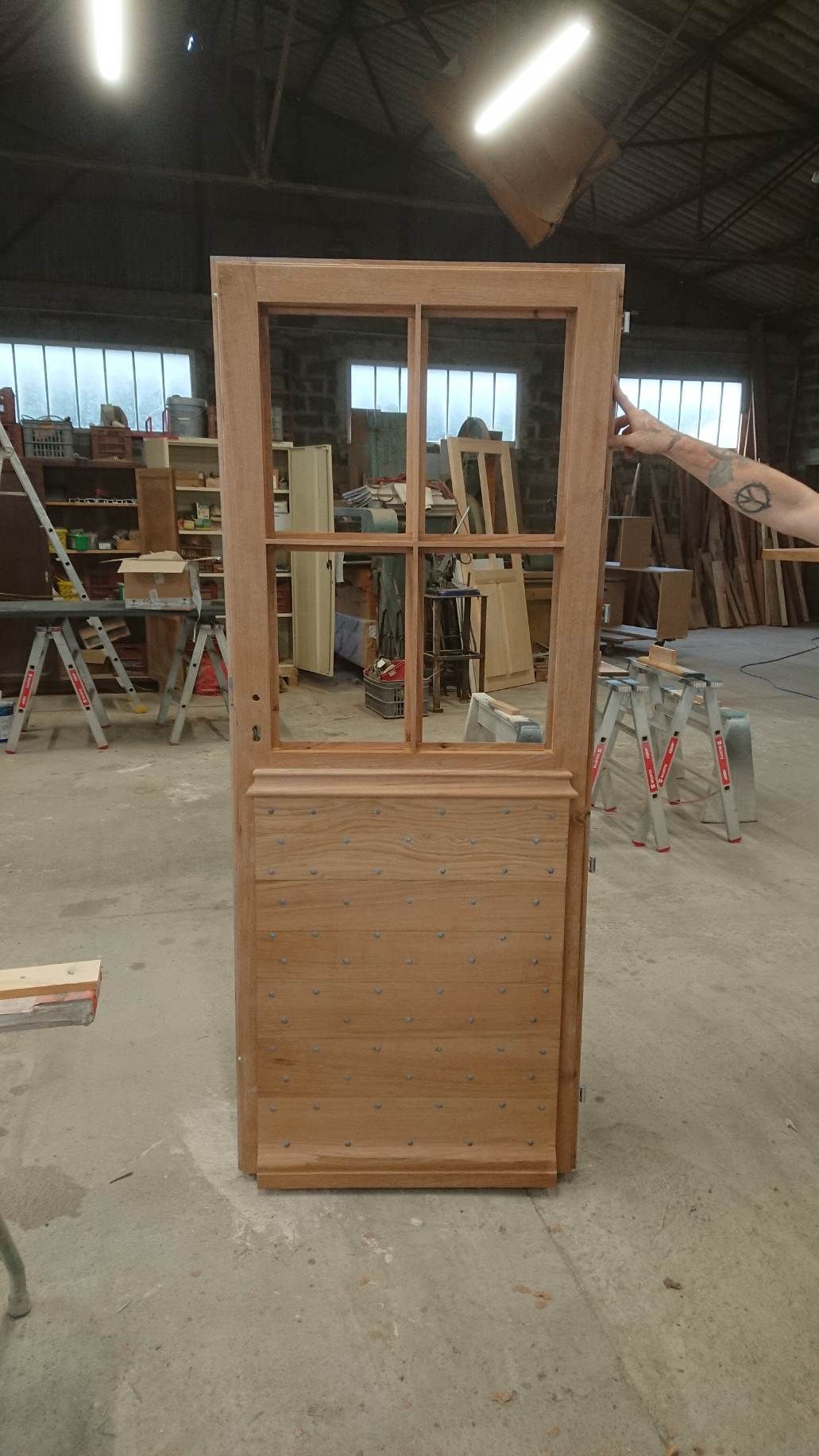 Porte en bois avec quatre carreaux vitrés