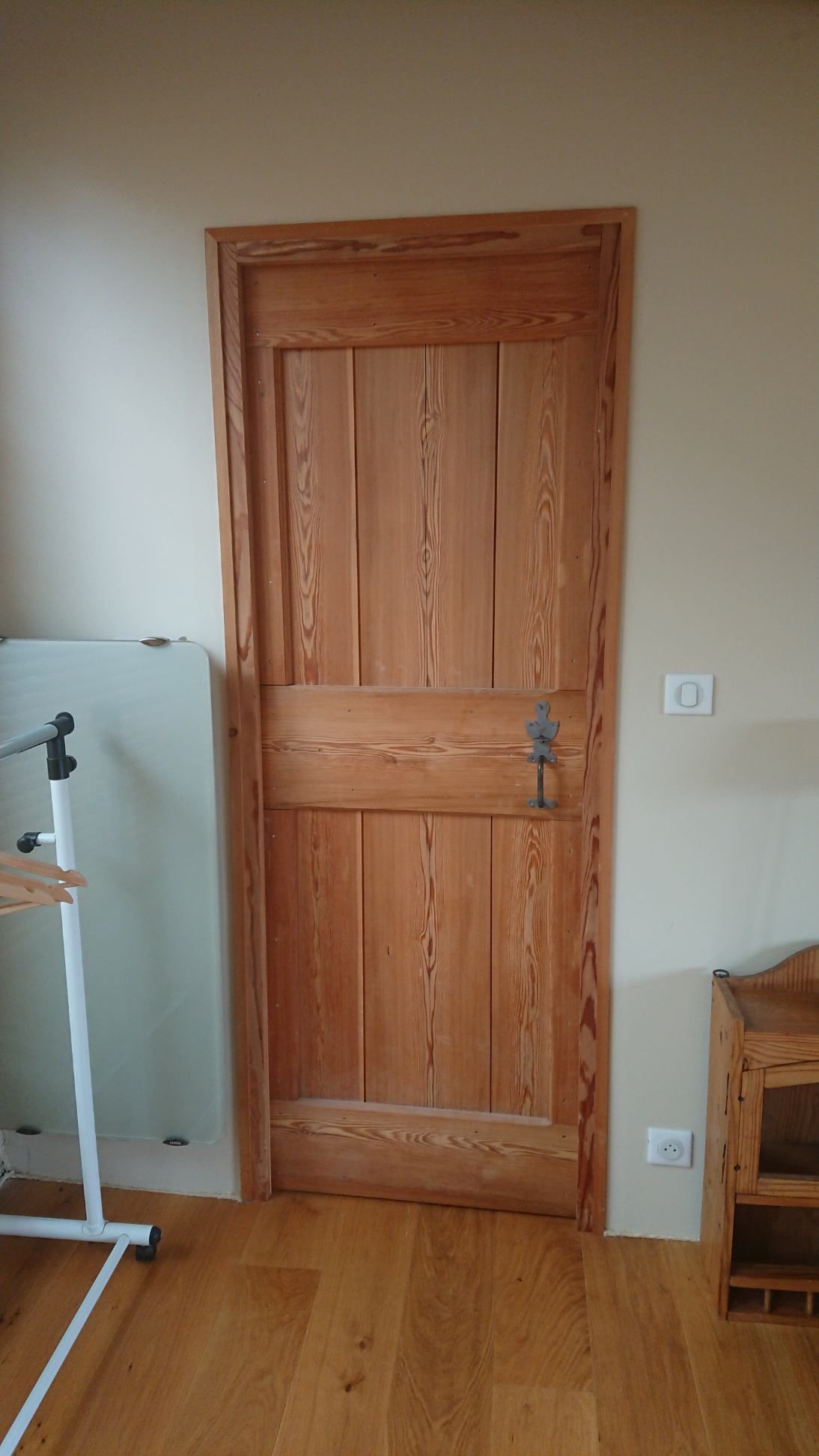 Porte dans une maison avec poignée