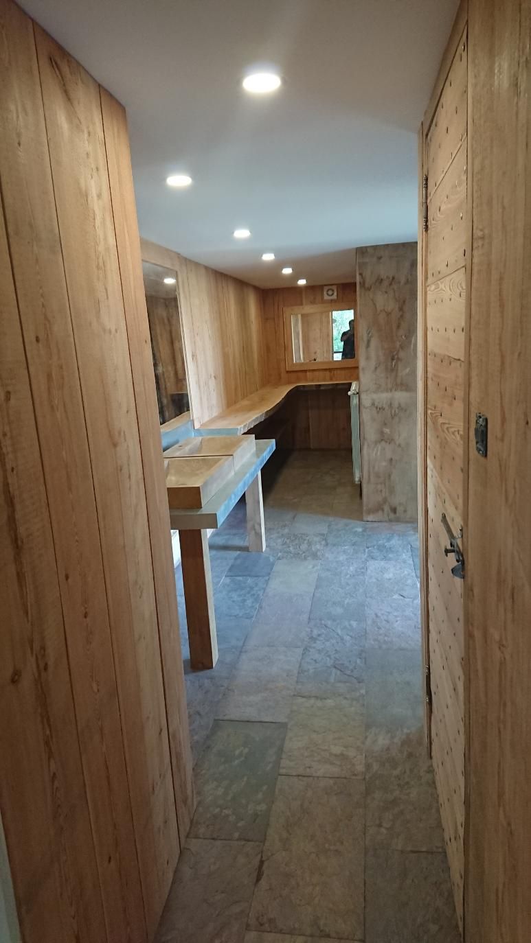 Entrée d’une salle de bain en bois