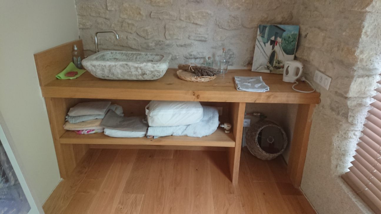 Meuble de salle de bains en bois avec lavabo en pierre