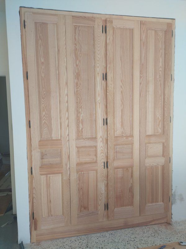 Porte de placard en bois clair