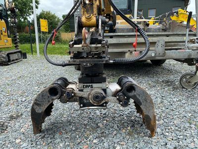 Auf einem Kiesplatz steht neben einem LKW ein Kran.