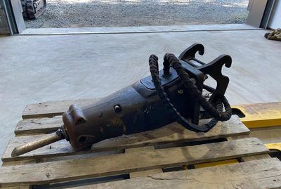 Auf einer Holzpalette liegt ein Hammer.