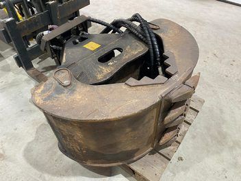 Auf einer Holzpalette steht ein großer Metalleimer.