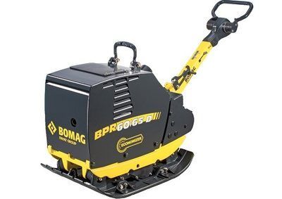 Eine gelb-schwarze Maschine mit einem Griff auf weißem Hintergrund.