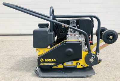 Auf dem Boden steht eine gelb-schwarze Maschine mit Rädern.