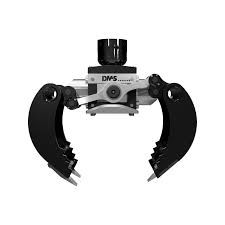 Auf einem Kiesplatz steht neben einem LKW ein Kran.