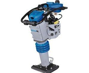 Eine blau-graue Maschine steht auf einer weißen Oberfläche.