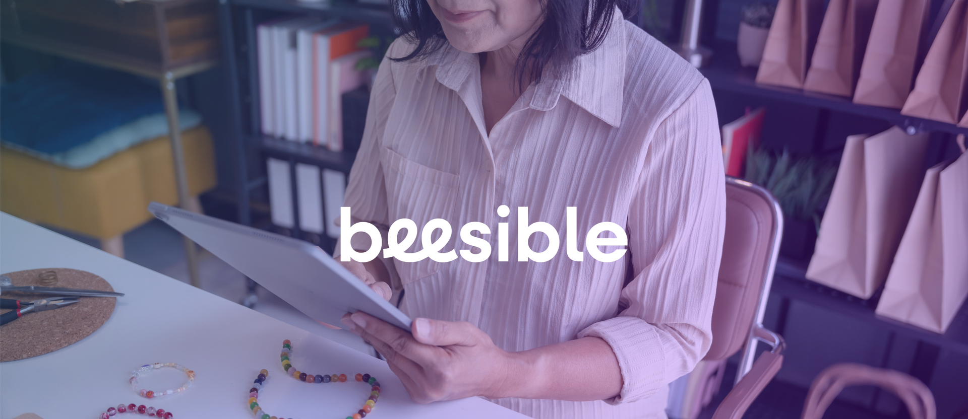 Hombre caminando frente a un camión de comida azul con la leyenda 