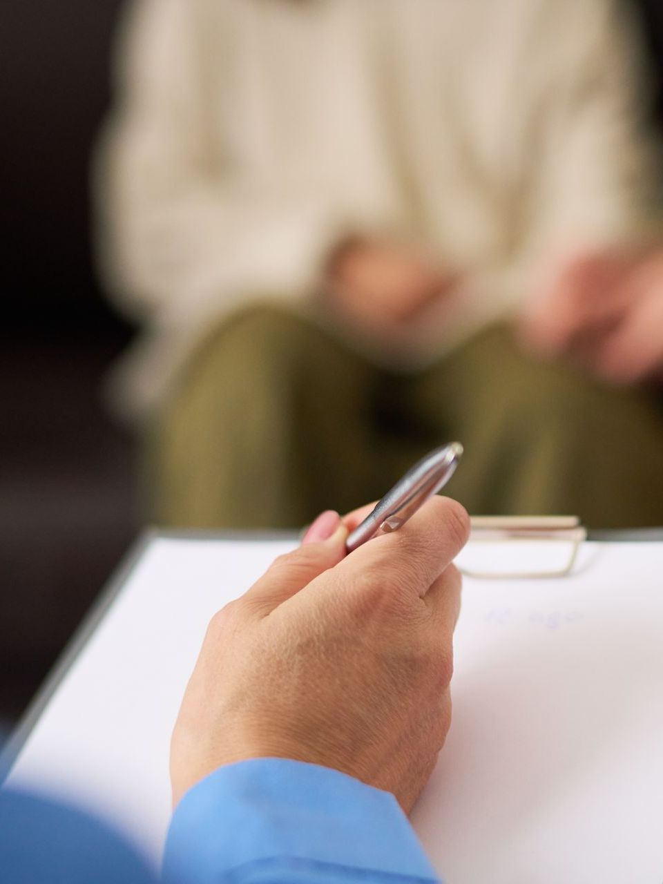 Consultation avec une conseillère conjugale et familiale qui tient un bloc-notes.