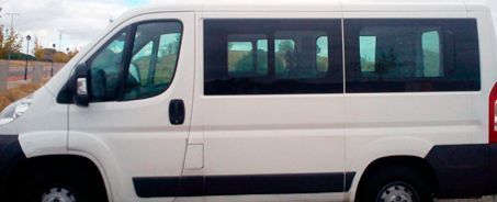 Una camioneta blanca está estacionada al costado de la carretera.