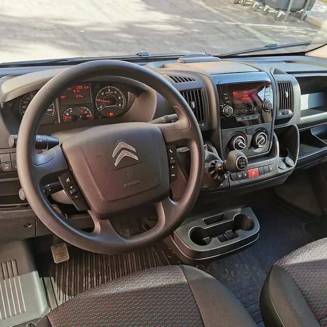 El interior de una furgoneta Citroën con volante y salpicadero.