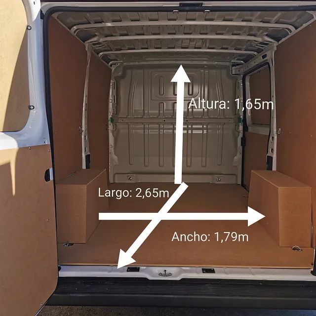El interior de una camioneta con flechas apuntando a Largo y Ancho.
