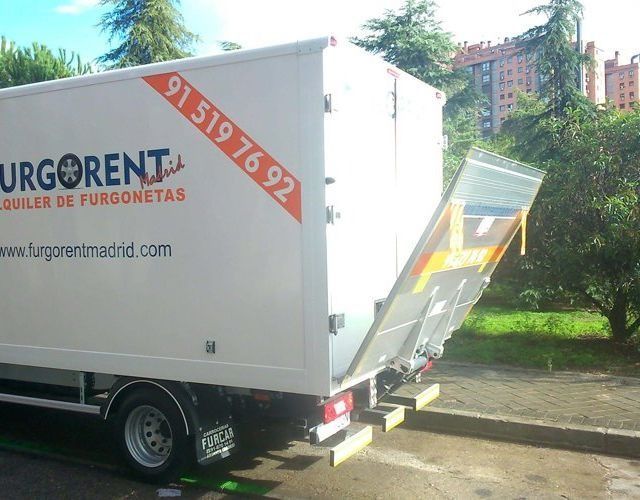 Un camión blanco con el número 91 519 76 92