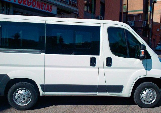 Una camioneta blanca está estacionada frente a un edificio con la palabra cometas escrita en ella.