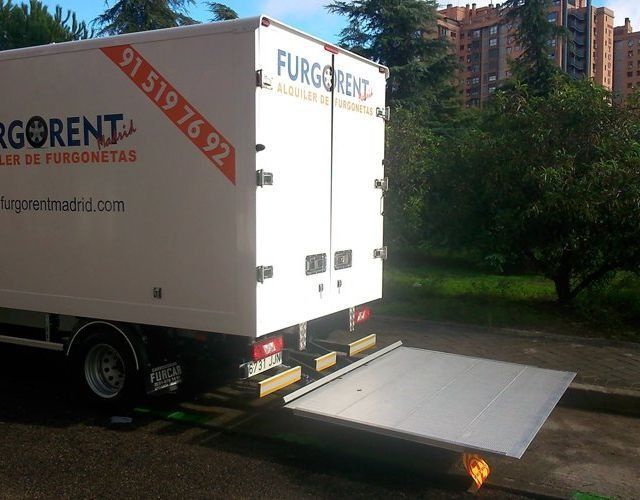 Una furgoneta blanca con el número 91 319 76 92 en el lateral