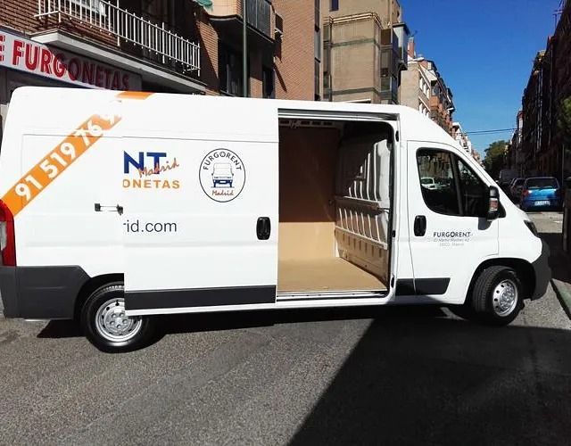 Una camioneta blanca con 