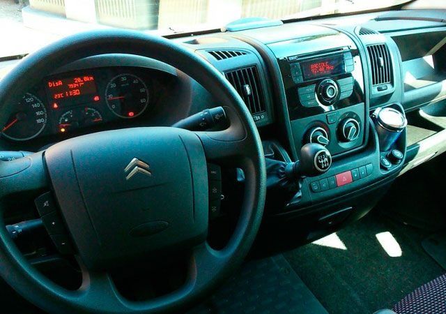 El interior de un coche Citroën con volante y salpicadero.