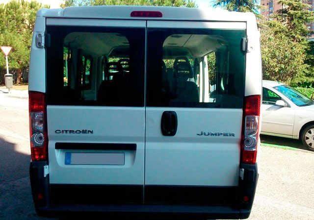 Una furgoneta Citroën blanca está aparcada en un aparcamiento.