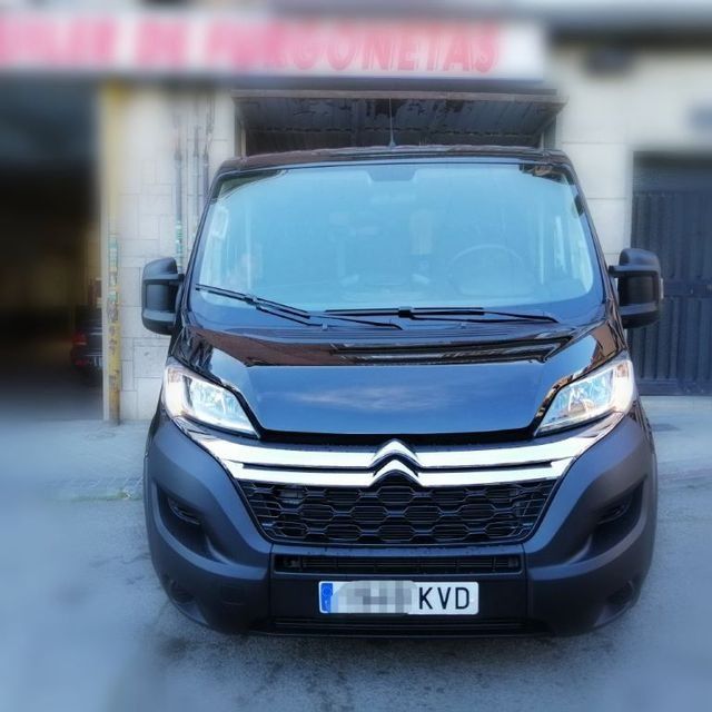 Una camioneta negra con una matrícula que dice kvd