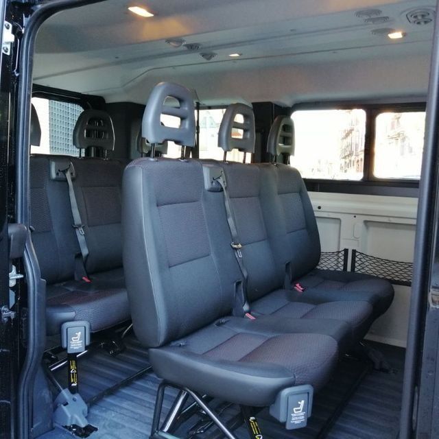 El asiento trasero de una camioneta negra tiene un cinturón de seguridad.