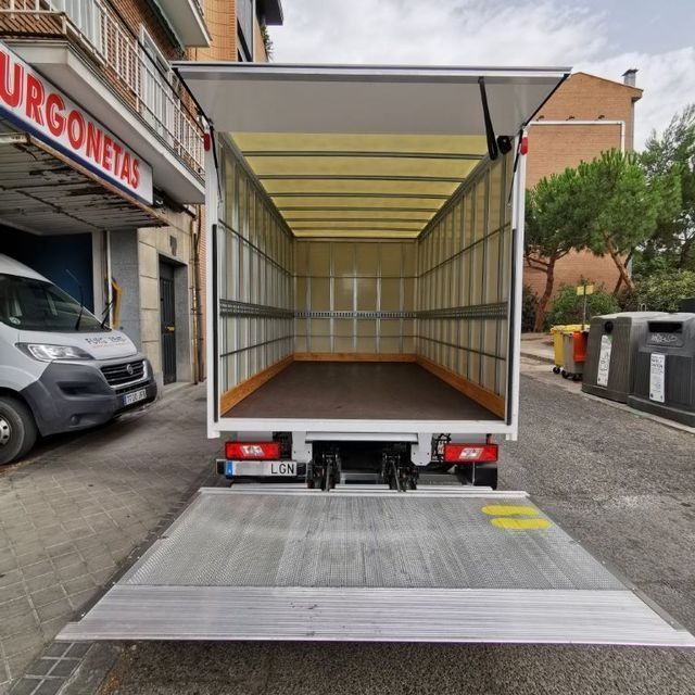 La palabra urgonetas está en el lateral de un camión.