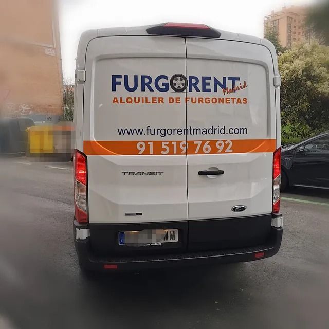 Una furgoneta blanca está estacionada al costado de la carretera